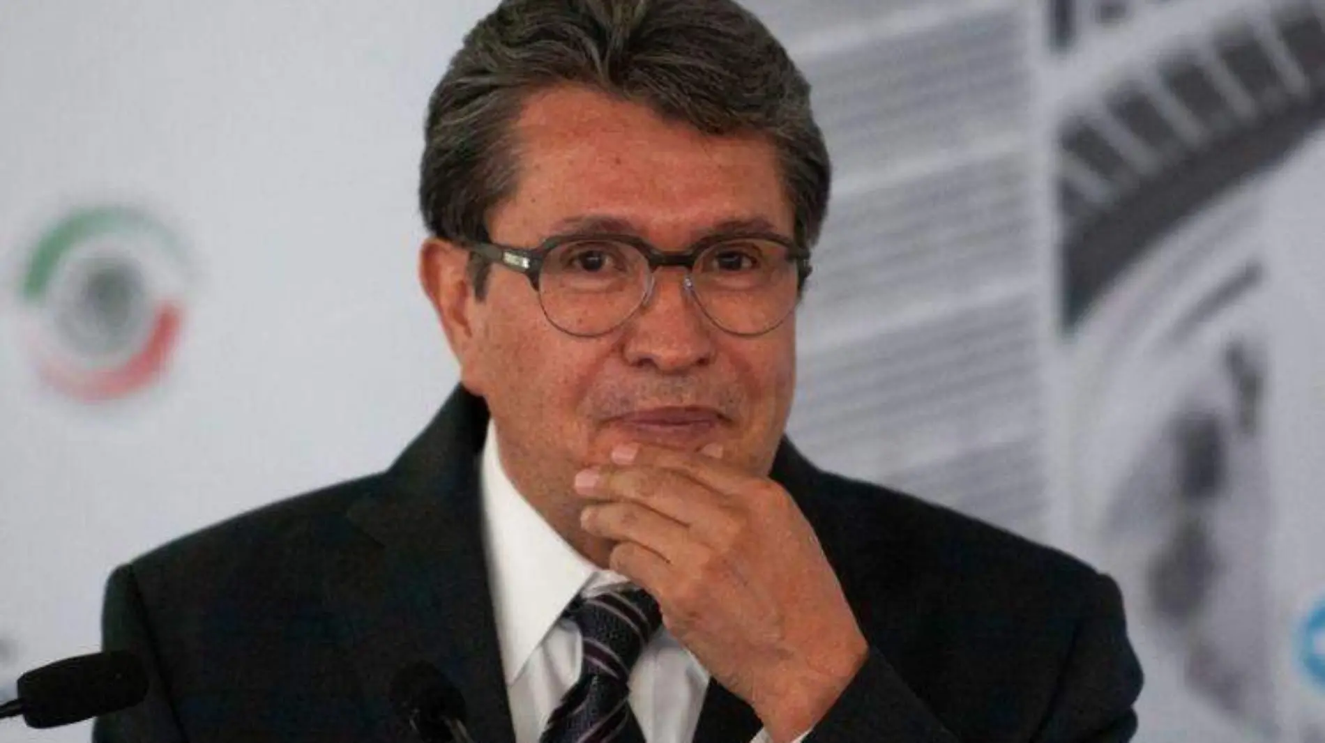 Ricardo Monreal buca recortar comisiones de bancos